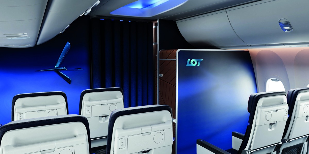 Polskie Linie Lotnicze LOT otrzymały pierwszą partię nowoczesnych foteli od Recaro Aircraft Seating. Są one przeznaczone do samolotów Boeing 737 MAX 8, które przewoźnik wkrótce otrzyma. Fotele zostaną przetransportowane drogą morską do fabryki Boeinga w Seattle, gdzie zostaną zamontowane na pokładzie. Wizualizacja nowego wnętrza Boeinga 737 MAX 8 w barwach LOT-u