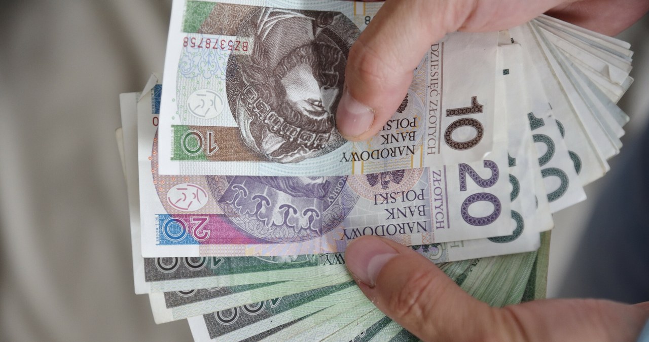 Zasiłek wzrósł i wynosi teraz 1721 zł miesięcznie. Oto lista warunków. Zasiłek dla bezrobotnych wzrósł. Tyle teraz dostają osoby bez pracy /Bartłomiej Magierowski /Reporter