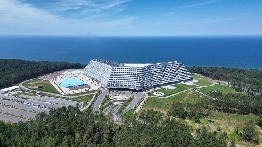 Oczekiwano, że tegoroczne święta będą przełomowym momentem dla słynnego Hotelu Gołębiewski w Pobierowie, jednak kolejne wielkie otwarcie wydaje się mało prawdopodobne. Pomimo zainteresowania gości, mimo że hotel pozostaje zamknięty, nadal działa ze stratą finansową. Panorama hotelu Pobierowo