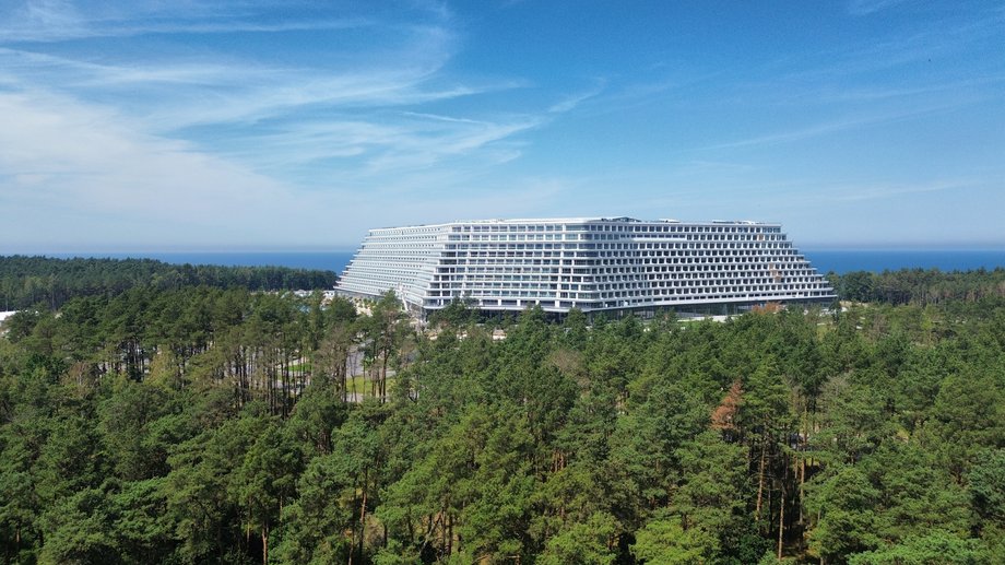 Oczekiwano, że tegoroczne święta będą przełomowym momentem dla słynnego Hotelu Gołębiewski w Pobierowie, jednak kolejne wielkie otwarcie wydaje się mało prawdopodobne. Pomimo zainteresowania gości, mimo że hotel pozostaje zamknięty, nadal działa ze stratą finansową. Hotel otoczony lasem