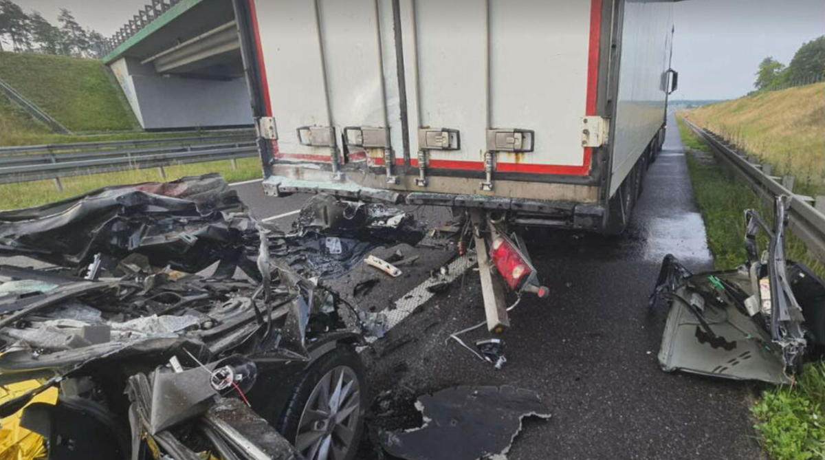 Tragiczny wypadek na drodze ekspresowej S7. Zginęły trzy osoby, w tym dziecko.