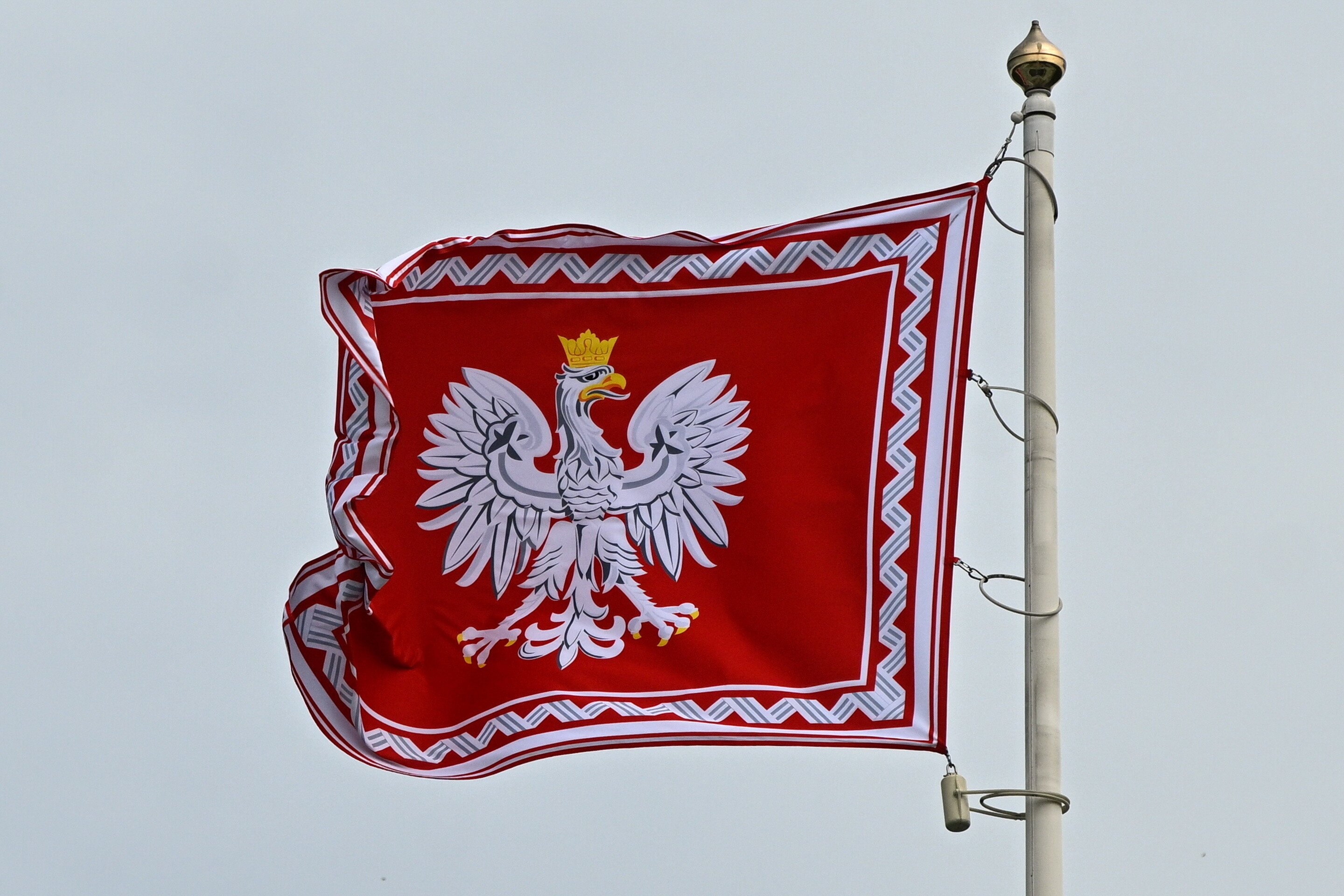 Rząd poprawi flagę, orła i hymn. Chce oprzeć swój projekt na projekcie rządu PiS. - INFBusiness
