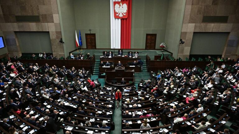 Koalicja Obywatelska (KO) prowadzi w najnowszym sondażu. Cztery partie poza Sejmem - INFBusiness