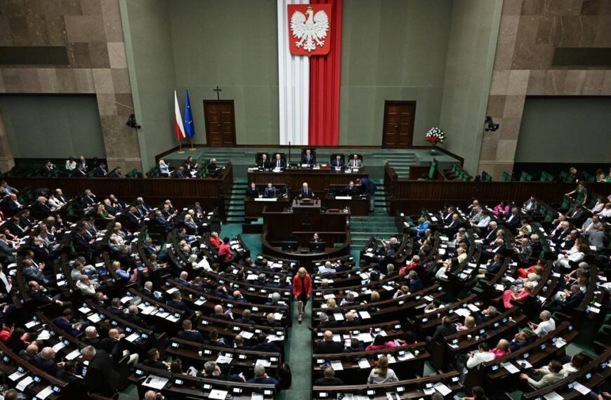 Koalicja Obywatelska (KO) prowadzi w najnowszym sondażu. Cztery partie poza Sejmem