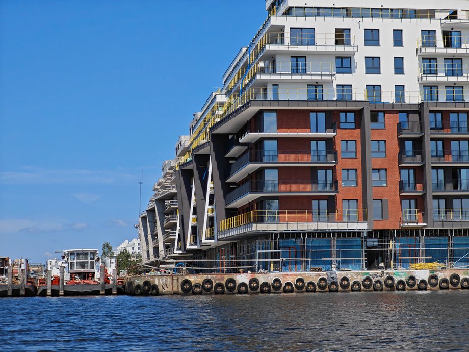 Blok apartamentowy na wyspie