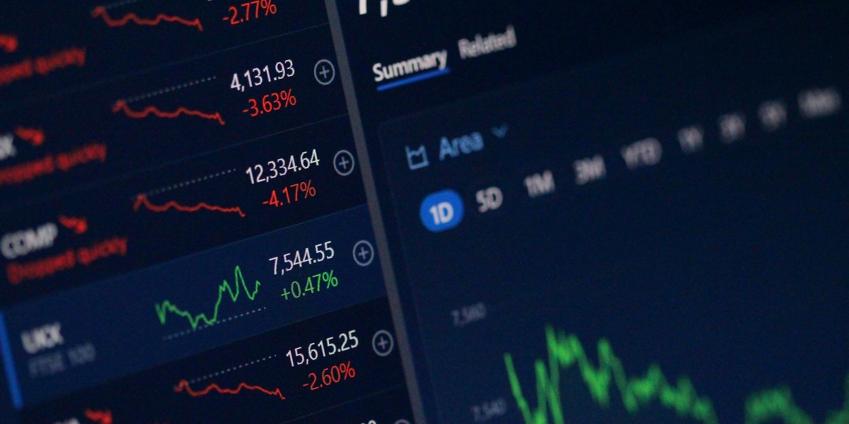 ETF-y to sposób na szerokie inwestowanie. Pozwalają śledzić trendy, dywersyfikować portfel i trzymać się planu bez konieczności analizowania każdej spółki z osobna.