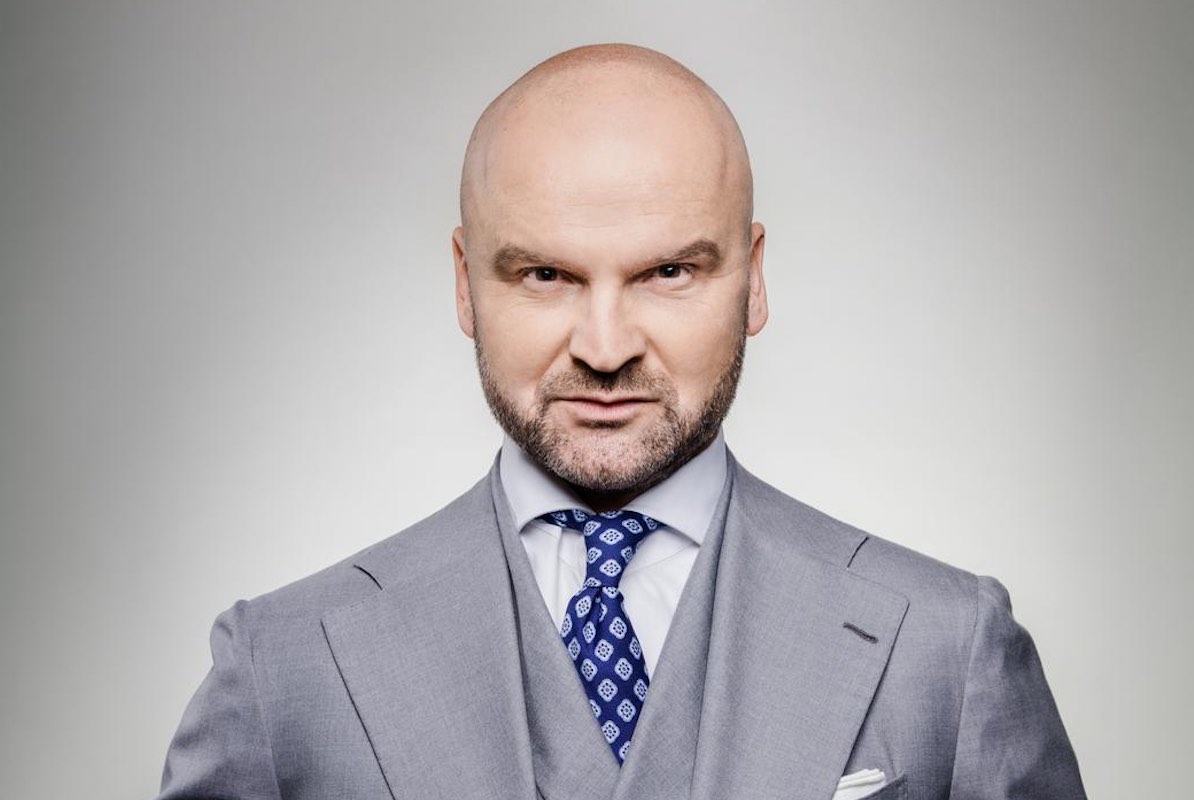 InPost przejmuje hiszpańskiego konkurenta Sending. Rafał Brzoska, właściciel InPost, na zdjęciu w garniturze i granatowym krawacie.