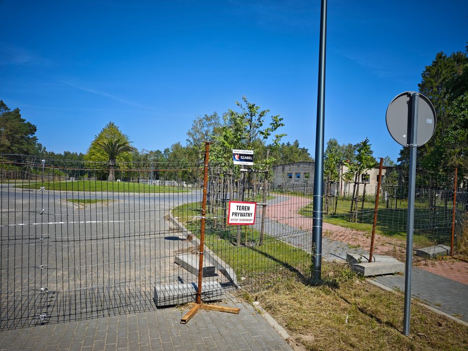 Oczekiwano, że tegoroczne święta będą przełomowym momentem dla słynnego Hotelu Gołębiewski w Pobierowie, jednak kolejne wielkie otwarcie wydaje się mało prawdopodobne. Pomimo zainteresowania gości, mimo że hotel pozostaje zamknięty, nadal działa ze stratą finansową. Zablokowane wejście główne