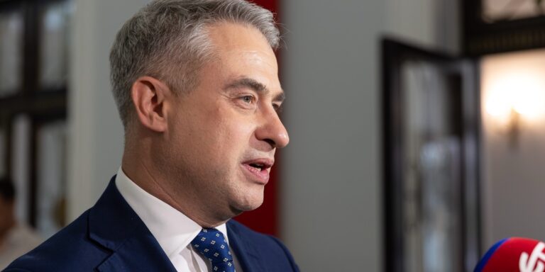 Minister krytykuje Pocztę Polską za obsługę Temu. „Dostarczamy przesyłki z legalnie działającej firmy”. - INFBusiness