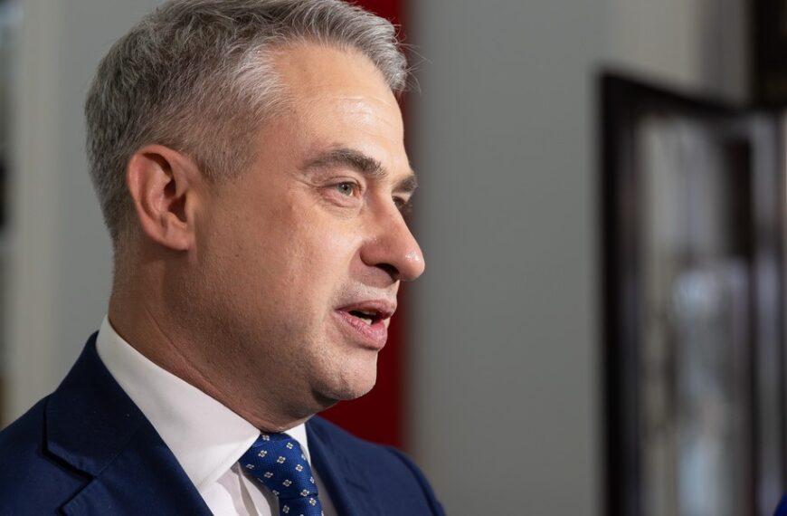 Minister krytykuje Pocztę Polską za obsługę Temu. „Dostarczamy przesyłki z legalnie działającej…