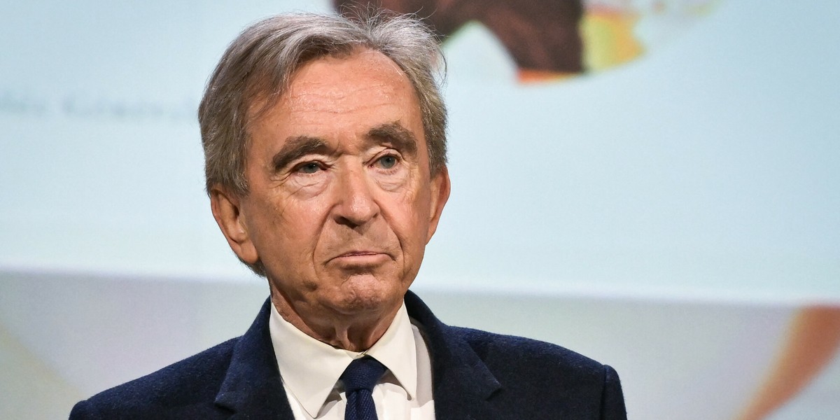 Właściciel LVMH Bernard Arnault powiedział dziennikowi „Wall Street Journal”, że naciska na europejskich przywódców, aby zawarli umowę handlową ze Stanami Zjednoczonymi. Według gazety najbogatszy miliarder w Europie zachęcał do przyjęcia warunków podobnych do tych, jakie Stany Zjednoczone osiągnęły z Japonią. Bernard Arnault