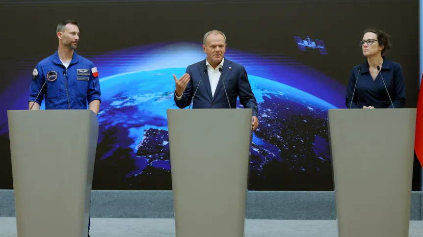 Warszawa, 24 lipca 2025 r. Członek załogi Axiom-4 dr Sławosz Uznański-Wiśniewski (z lewej), prezes Polskiej Agencji Kosmicznej (POLSA) Ewa Wachowicz (z prawej) i premier Donald Tusk (w środku) na konferencji prasowej w Kancelarii Prezesa Rady Ministrów w Warszawie. PAP/Rafał Guz