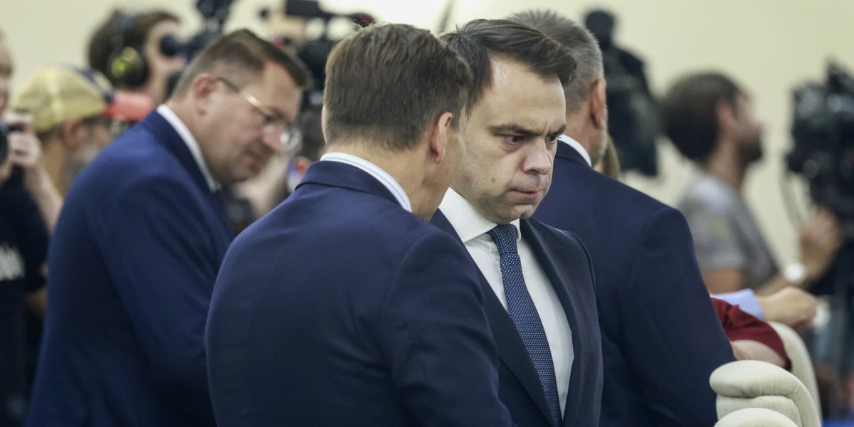 Minister Finansów i Gospodarki będzie nadzorował takie obszary jak budownictwo, mieszkalnictwo, polityka gospodarcza i planowanie przestrzenne, zgodnie z piątkowym dekretem premiera. Andrzej Domański oświadczył, że administracja planuje zwiększyć dostępne tereny pod inwestycje mieszkaniowe, wykorzystując nieruchomości należące do przedsiębiorstw państwowych i inne aktywa. Minister Finansów Andrzej Domański.