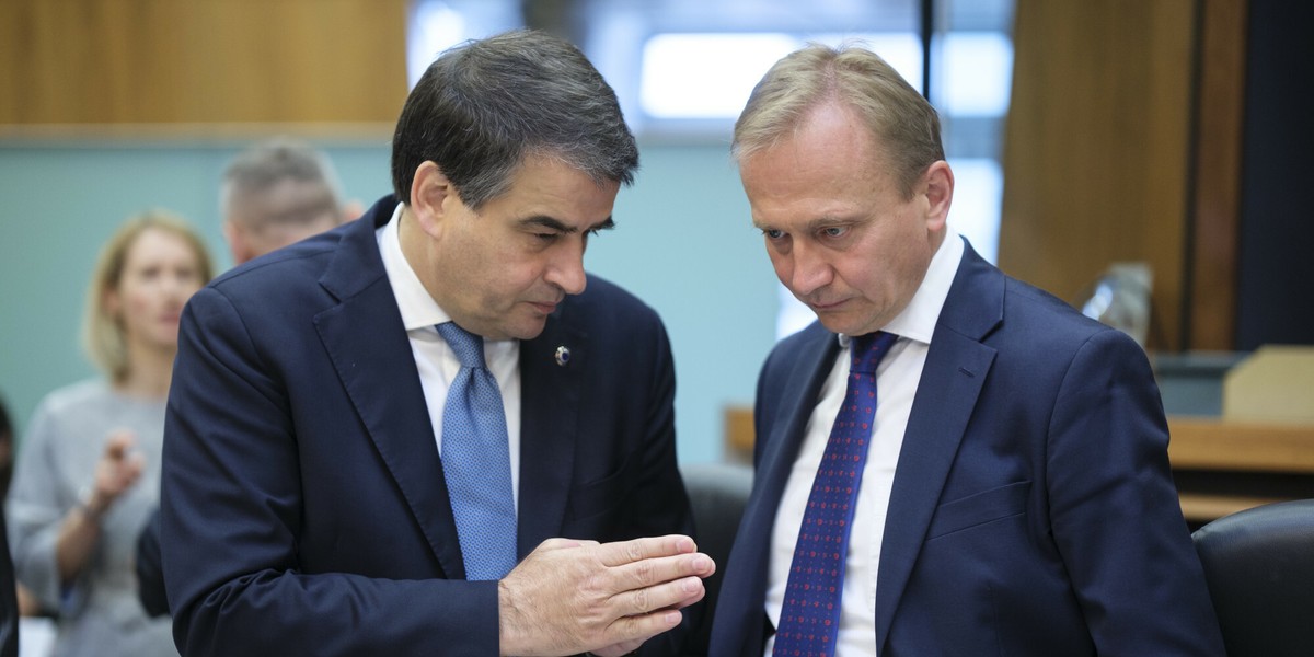Komisarz UE ds. spójności i reform Raffaele Fitto rozmawia z komisarzem UE ds. budżetu, zwalczania nadużyć finansowych i administracji publicznej Piotrem Serafinem