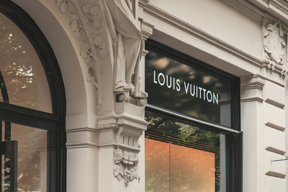 Salon Louis Vuitton – marki należącej do grupy LVMH, która opublikowała wyniki finansowe za drugi kwartał i pierwsze półrocze 2025 roku. Na zdjęciu widać zbliżenie kamienicy z czarnym szyldem i białym napisem.