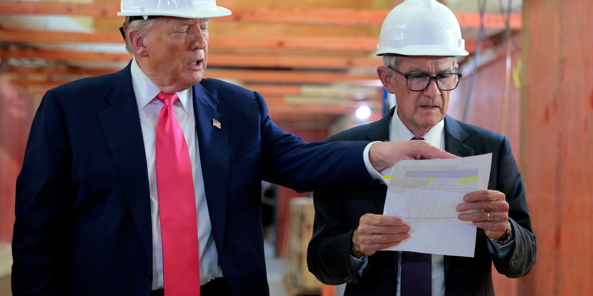 Prezydent USA Donald Trump odwiedza budynek Rezerwy Federalnej. Po prawej stronie prezes Rezerwy Federalnej Jerome Powell.