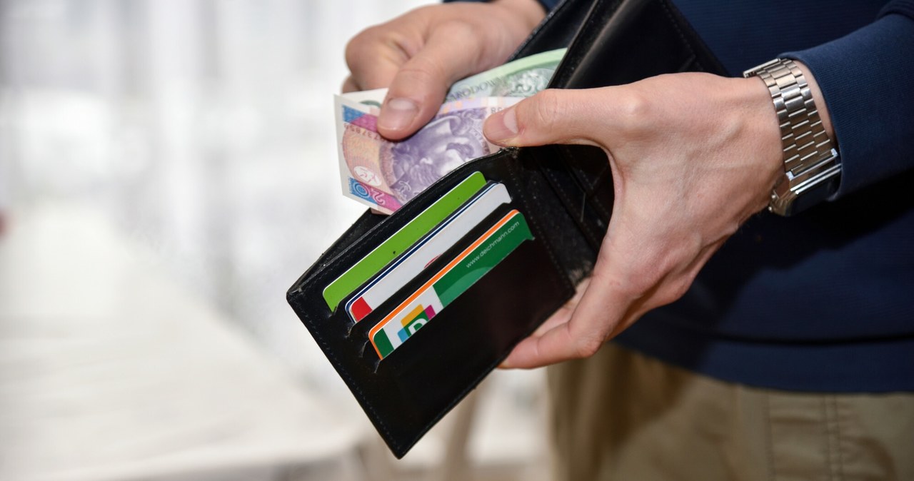 Płaca minimalna w 2026 roku. Kiedy wzrośnie i o ile? Od stycznia 2026 roku płaca minimalna wzrośnie o 140 zł brutto i będzie wynosić 4806 zł brutto miesięcznie. /Bartlomiej Magierowski/East News /East News