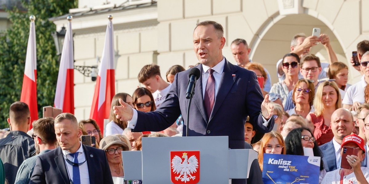 Prezydent Rzeczypospolitej Polskiej Karol Nawrocki przemawia podczas wizyty w Kaliszu.