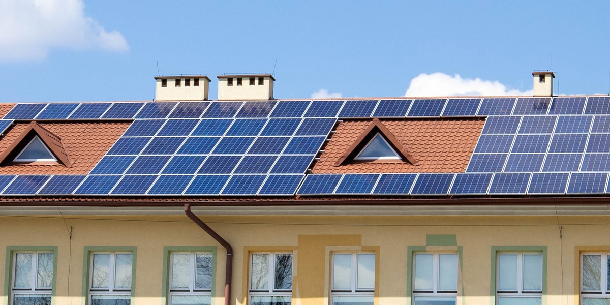Zaktualizowany Krajowy Plan na rzecz Energii i Klimatu (KPEiK) prognozuje, że do 2030 roku w całym kraju może powstać prawie 300 społeczności energetycznych. Czy to duża liczba? „W obecnym tempie osiągniemy tę liczbę w ciągu 18 miesięcy” – zauważa analityk. Pomimo przeszkód, wspólne inicjatywy energetyczne nabierają tempa, dowodząc, że zrównoważona transformacja może rozwijać się lokalnie i angażować bezpośrednio obywateli. Spółdzielnie energetyczne mogą zasilać szkoły i obiekty publiczne. Przykładowy obraz.