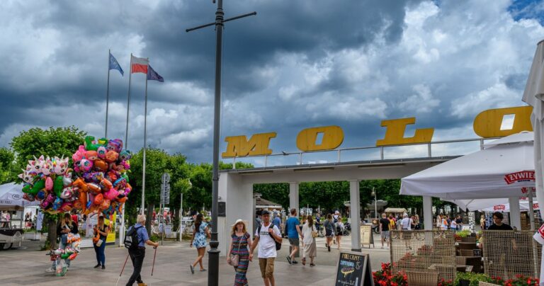 Tak chcą zachęcić ludzi do pracy nad morzem. Oferują 12 000 zł i zakwaterowanie. - INFBusiness