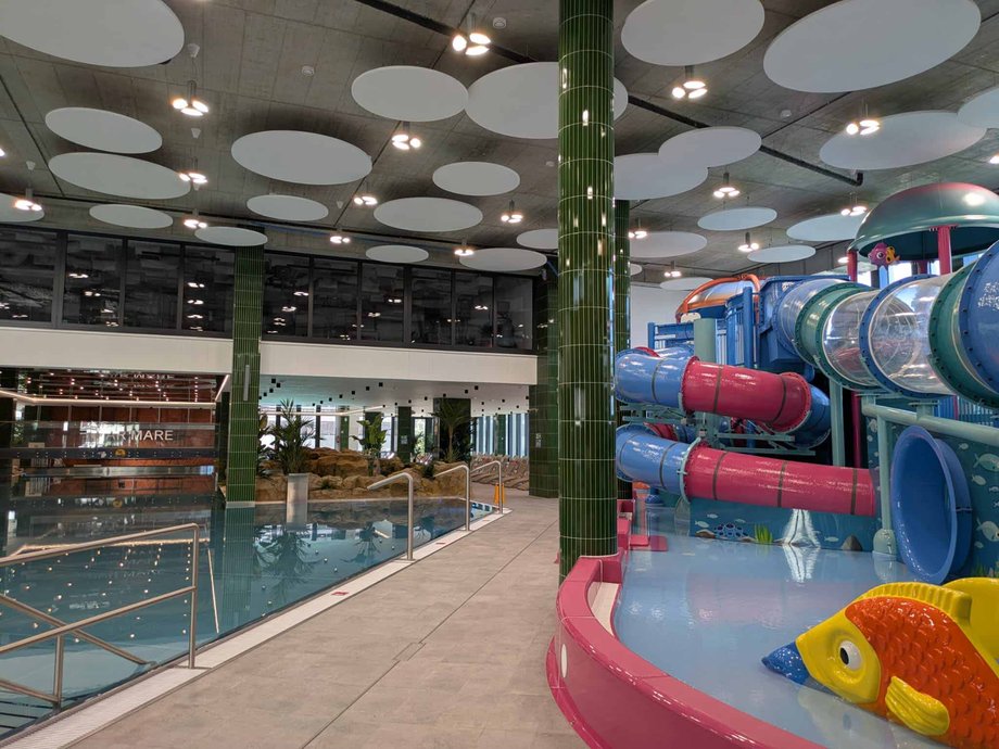 Nadmorskie Międzyzdroje prezentują punkt orientacyjny, symbol postępu i wyrafinowania. Aqua Resort otworzył na swoim terenie park wodny – miejsce, które zmienia standardy turystyczne i biznesowe Pomorza Zachodniego. Obiekt ten łączy w sobie niezwykłą strefę rekreacji wodnej z jedną z największych w regionie przestrzeni konferencyjnych. Aqua Resort Międzyzdroje – nadchodzi nowa jakość w turystyce biznesowej i wypoczynkowej - INFBusiness