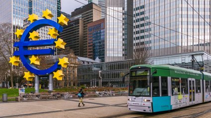 Przemysł europejski odnotowuje ożywienie, ale Francja pozostaje w tyle za Niemcami.