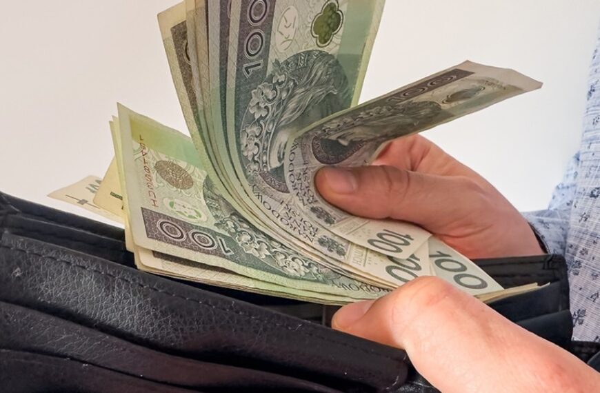 Pensje w Polsce rosną. Czy zarabiasz tyle samo? Nowe dane GUS