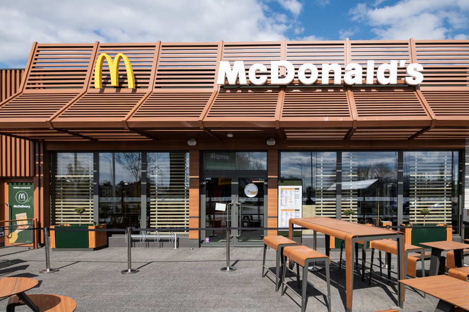 Ponad 90% z ponad 580 restauracji McDonald's w Polsce jest prowadzonych przez partnerów franczyzowych – niezależnych lokalnych przedsiębiorców. Jakie kwalifikacje są wymagane i jak początkujący przedsiębiorcy mogą uzyskać licencję, aby budować prosperujące przedsiębiorstwa? Franczyzobiorca McDonald's gra zespołowo. Artur Pokorski łączy biznes z wartościami. - INFBusiness