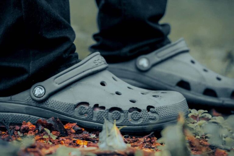 Akcje Crocs spadają o 30%. Co dalej z firmą? - INFBusiness