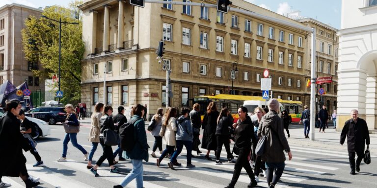Rynek pracy w Polsce. W których branżach jest więcej, a w których mniej ofert pracy? - INFBusiness