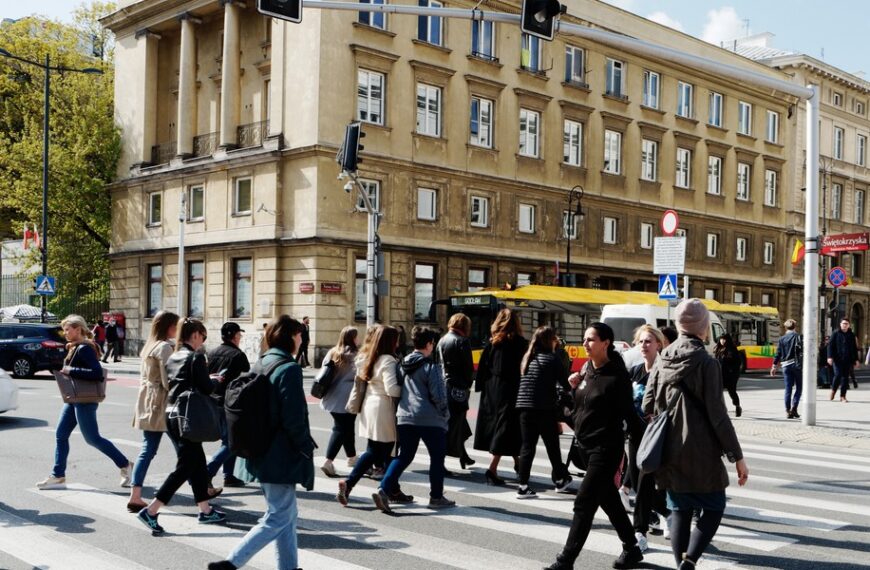 Rynek pracy w Polsce. W których branżach jest więcej, a w których…