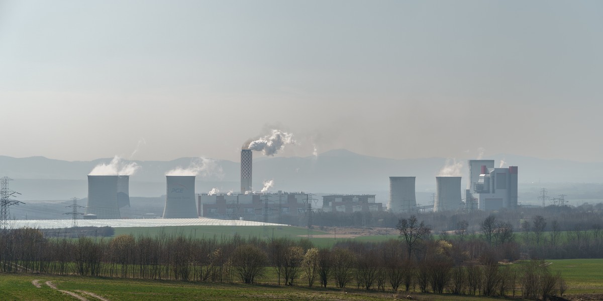 Unia Europejska jest znana z rygorystycznych przepisów klimatycznych. Jednak najnowsze dane z początku 2025 roku wskazują na wzrost emisji gazów cieplarnianych w porównaniu z rokiem poprzednim, na czym Polska wyróżnia się w tym względzie. Pomimo powszechnie donoszonych postępów w dziedzinie energii odnawialnej, uzależnienie od paliw kopalnych wzrosło w porównaniu z okresami wcześniejszymi. Produkcja energii elektrycznej z węgla brunatnego w Polsce wzrosła o 8,23% od stycznia do kwietnia 2025 r. w porównaniu z analogicznym okresem w 2024 r. Na zdjęciu: Elektrownia Turów