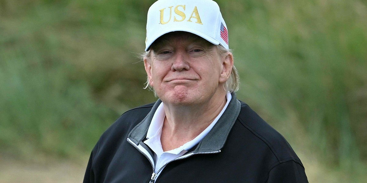 Prezydent USA Donald Trump poinformował w środę, że sfinalizowano umowę handlową z Koreą Południową, nakładającą 15-procentowe cło na importowane towary. Doniesienia wskazują również, że Seul zobowiązał się do zakupu skroplonego gazu ziemnego (LNG) o wartości 100 miliardów dolarów i dodatkowych zobowiązań finansowych w wysokości 350 miliardów dolarów. Donald Trump