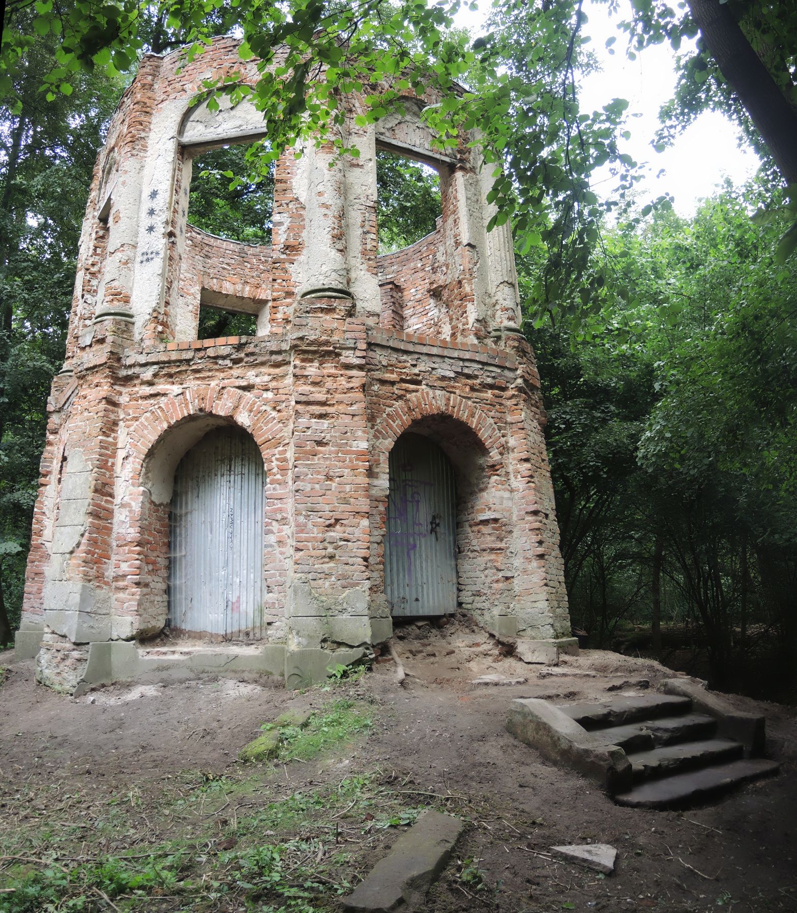 Widok na pozostałości budowli sąsiadującej z Pałacem Myśliwskim (fot. R. Solecki) 1
