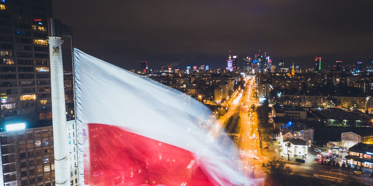 Prognozy wskazują, że wzrost gospodarczy Polski wyniesie 3,4% w 2025 r., a następnie spadnie do 3,1% w 2026 r., jak wynika z najnowszej analizy Instytutu Prognoz i Analiz Ekonomicznych. Prognozy IPAG sugerują, że inflacja według wskaźnika cen konsumpcyjnych wyniesie średnio 3,8% w przyszłym roku, a następnie spadnie do 3,2% w 2026 r. Prognozy ekonomiczne wskazują na roczny wzrost gospodarczy Polski przekraczający 3% w latach 2025-2026.