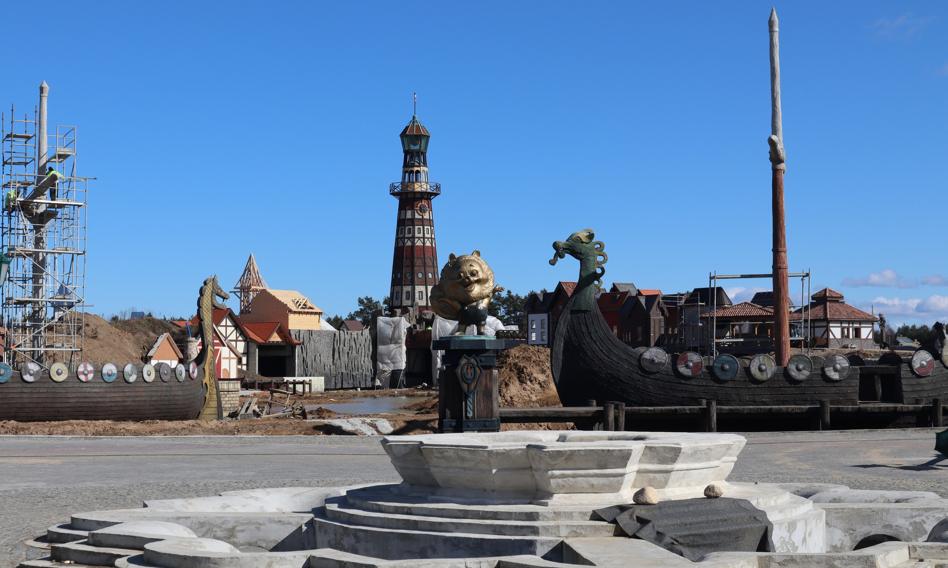 Największy park rozrywki w północnej Polsce, Hossoland, położony niedaleko Gryfic (woj. zachodniopomorskie), działa od dwóch miesięcy, ale wciąż nie ma oficjalnego zezwolenia, jak donosi portal wSzczecinie.pl. Wyzwania stojące przed „Energylandią Północy” wykraczają poza kwestie licencyjne. Polski park rozrywki bez pozwolenia na użytkowanie? Prokuratura bada sprawę