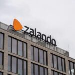 Zalando Plus to nowy program lojalnościowy Zalando w Polsce. Na zdjęciu budynek z logo Zalando.