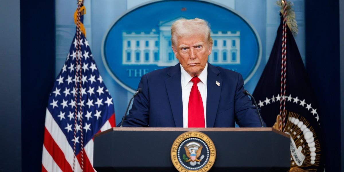 Czy wolny rynek słabnie? Do takiego wniosku doszedł „Washington Post”. W niedawnym artykule publikacja podkreśla, jak „prezydent Donald Trump dąży do bezpośredniego kierowania gospodarką USA, przyjmując postawę lidera korporacji, a nawet wpływając na strategie biznesowe”. Argumentuje, że takie zachowanie stanowi odejście od historycznego poparcia Partii Republikańskiej dla wolności rynku. Prezydent USA Donald Trump.