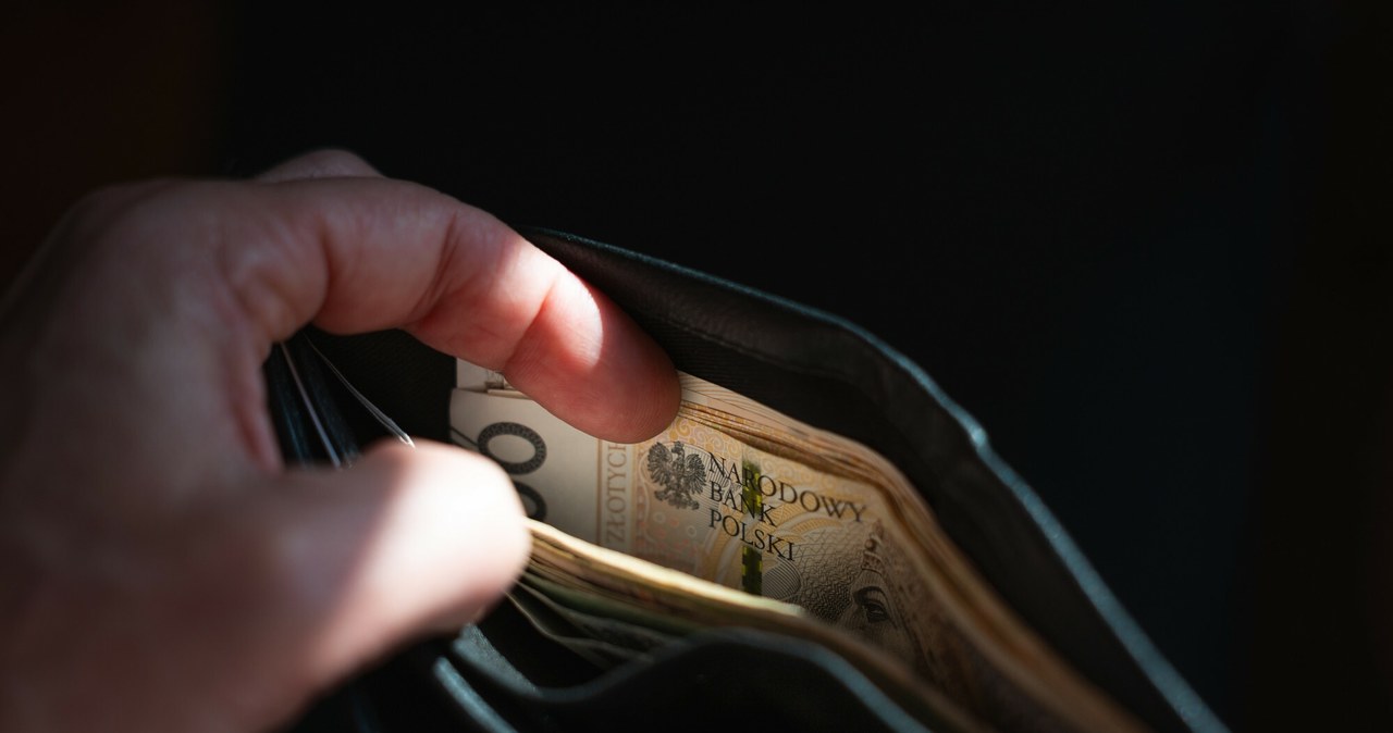Dostosowanie płacy minimalnej: Prognozowane zarobki netto w 2026 r. dla umów o pracę w porównaniu z umowami zlecenia Od 1 stycznia 2026 r. najniższa krajowa wzrośnie o 140 zł brutto do 4806 zł brutto. /Piotr Dziurman /Reporter