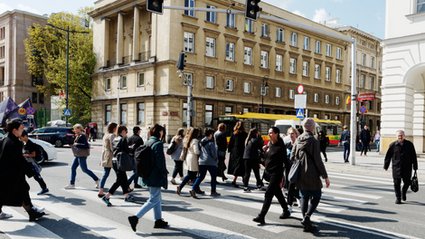 Pracodawcy stosują ostrożne podejście do zatrudniania, priorytetowo traktując określone sektory