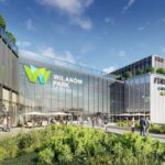 Wizualizacja nowego centrum handlowego Wilanów Park w Warszawie. Nowoczesny budynek ze szklaną fasadą i zielonymi tarasami. Na fasadzie znajduje się