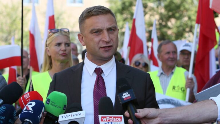 Robert Bąkiewicz oskarżony o znieważenie funkcjonariuszy. Protest przed prokuraturą. - INFBusiness