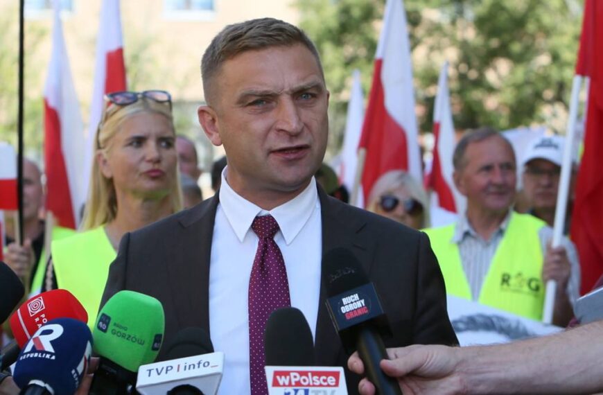Robert Bąkiewicz oskarżony o znieważenie funkcjonariuszy. Protest przed prokuraturą.