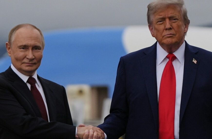 O czym po cichu rozmawiają Donald Trump i Władimir Putin?