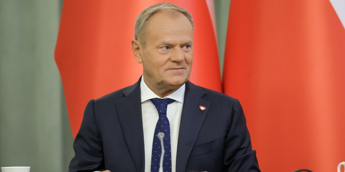 Premier Tusk potwierdza plany kontynuacji budowy farmy wiatrowej. „Znaleźliśmy metody przyspieszenia inicjatyw poprzez dekret regulacyjny. Weto prezydenckie nie będzie miało żadnego wpływu” – oświadczył Donald Tusk. Premier Donald Tusk na posiedzeniu Rady Gabinetowej