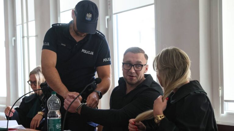Wstrząsające zeznania wdowy. Łukasz Żak ukrył twarz w dłoniach. - INFBusiness