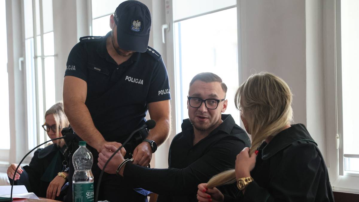 Łukasz Zak Wzruszające świadectwo wdowy. Łukasz Żak zakrywa twarz w rozpaczy.