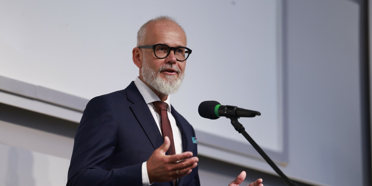 Modernizacja i rozbudowa sieci elektroenergetycznych, rozwój infrastruktury cyfrowej oraz wdrożenie inteligentnych systemów pomiarowych to główne cele Tauronu, finansowane w ramach Narodowego Planu Odbudowy. Grzegorz Lot, prezes spółki, przedstawił te ambitne strategie inwestycyjne podczas piątkowej konferencji prasowej, w której uczestniczyli przedstawiciele Banku Gospodarstwa Krajowego i Ministerstwa Cyfryzacji. Grzegorz Lot, prezes Grupy Tauron. 29 sierpnia