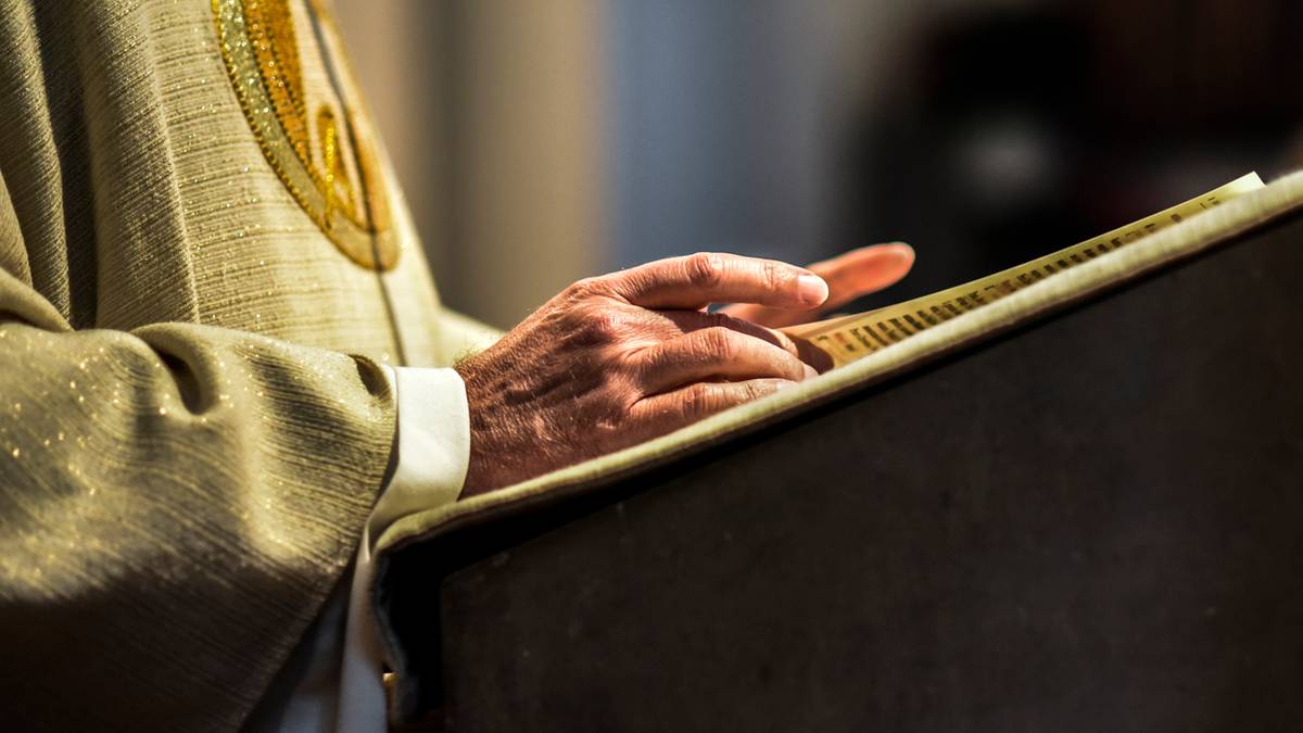Temat finansowania organizacji religijnych w Polsce od dawna wywołuje ogólnokrajową dyskusję. Chociaż niektórzy obywatele aprobują istniejące rozwiązania, inni opowiadają się za zmianami inspirowanymi przykładami międzynarodowymi. Niedawna petycja parlamentarna ożywiła debatę na temat wprowadzenia systemu danin kościelnych. Część pensji trafi bezpośrednio na konto Kościoła. Chcą podatku wzorowanego na systemie niemieckim.