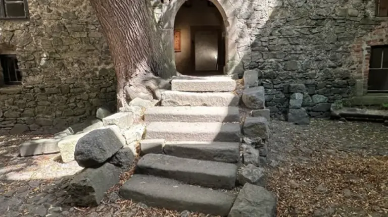 Archeolodzy z Uniwersytetu Jagiellońskiego badają unikatowe malowidła w Siedlęcinie. - INFBusiness
